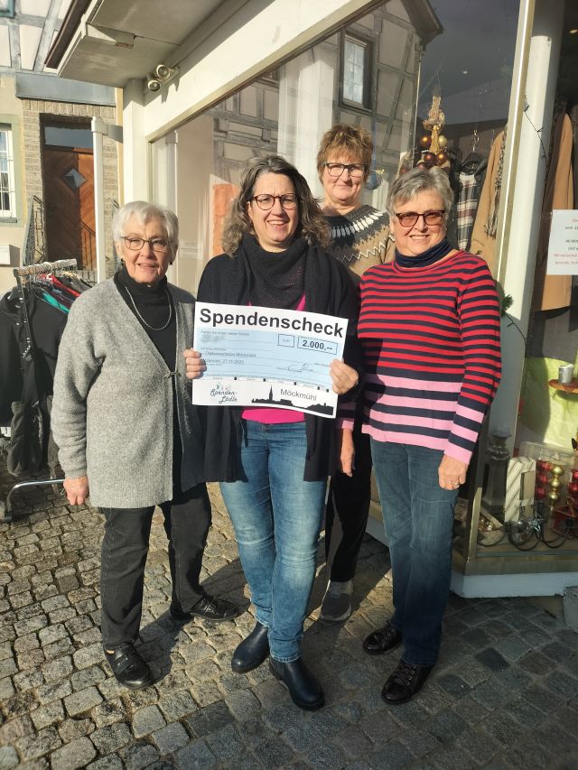 v. l. n. r.: Emmy Möller, Petra Hilbring, Sigrun Groß (Spendenlädle), in der Mitte: Anke Hess (Diakoniestation Möckmühl)